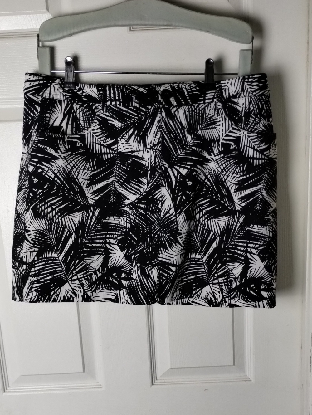 Mario Serrani Black & White Palm-Print Mini Skort. Size L